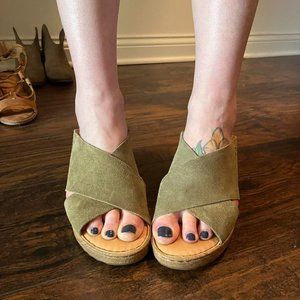 Born Nora Wedge in Kiwi Green, Size 10 Suede Platform Wedge Sandals